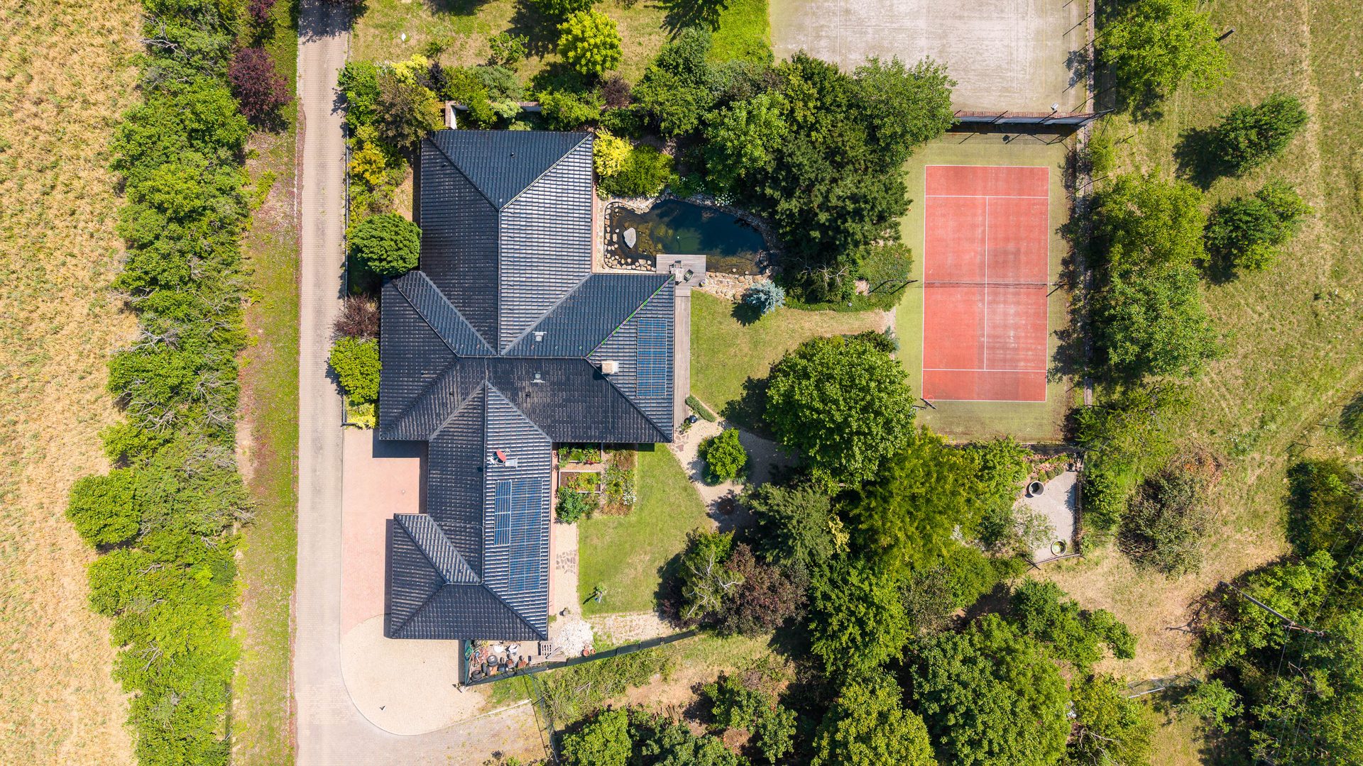 Areál vily z dronu — letecký pohled