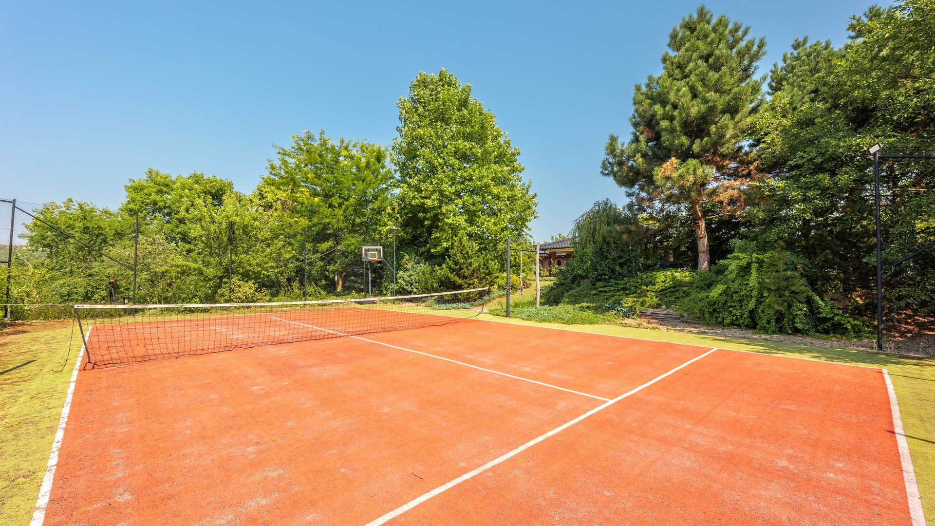 Tenisový kurt a basketbalový koš
